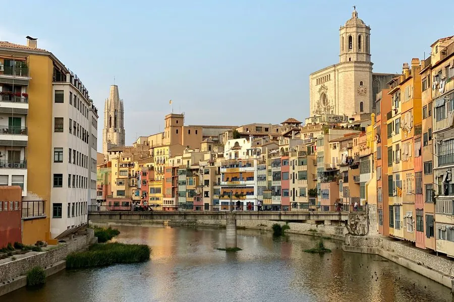 Casas de colores junto al río Onyar en Girona, con la catedral al fondo